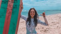 Mumpung di Bali, gadis 28 tahun ini juga memanfaatkan waktunya buat main surfing. Wah, seru! (Instagram/@rozannapurcell)