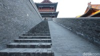 Itu baru kawasan bawah Qingzhou Ancient Town. Traveler juga diperbolehkan naik ke atas gerbang dan menikmati kota tua dari ketinggian. (Bonauli/detikTravel)