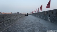 Untuk bisa naik ke atas gerbang, traveler akan dikenakan biaya sebesar 5 Yuan atau sekitar Rp 10.000an. (Bonauli/detikTravel)