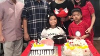 Rayakan ulang tahun salah satu anggota keluarganya, Kezia tampil cantik dengan balutan gaun merah, di depan kue tart dengan hiasan meriah. Foto: Instagram @itskeziakaramoy