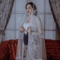Rancangan kebaya klasik rancangan Era Soekamto yang dikenakan Aura Kasih tampil cantik dengan hiasan bordir dan mutiara di atas kain lace bernuansa bunga. Foto: Dok. Aldi Photography