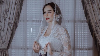 Cantiknya Aura Kasih Berkebaya Kutu Baru Saat Dinikahi Pria Bule