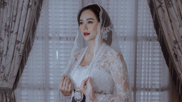Cantiknya Aura Kasih Berkebaya Kutu Baru Saat Dinikahi Pria Bule