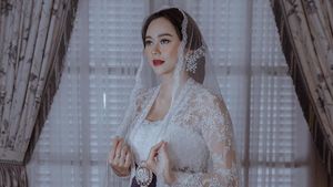 Cantiknya Aura Kasih Berkebaya Kutu Baru Saat Dinikahi Pria Bule