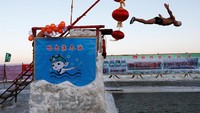Kompetisi renang di sungai es kembali digelar di Sungai Songhua, Harbin, China, Jumat (4/1/2019).