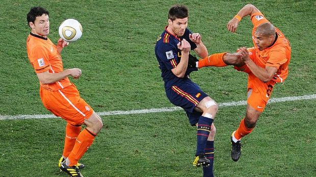 Nigel De Jong melakukan tekel keras terhadap Xabi Alonso.