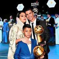 Mohamed Salah advises the wife of Ronaldo to wear the veil Thank you, the pride of the Arabs, tulis salah satu pengguna Instagram di postingan Georgina Rodriguez. Foto: Instagram