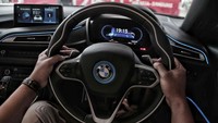 Bagian dalam dihiasi trim interior Accaro. Kesan sporty ditambah lewat jok kulit berwarna Ivory White atau Black. Tidak hanya jok saja yang dibalut kulit, setir pun juga. Foto: Pradita Utama