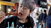 Masih di Seoul, Ria paling hobi jajan di penjual kaki lima yang berada di pinggir jalan. Mulai dari cumi bakar hingga ayam goreng, semuanya dilahap habis! Foto: Instagram @riasukmawijaya