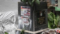 Selain dicorat-coret, tugu batas wilayah Kelurahan Tanah Tinggi dan Galur juga ditempeli poster beberapa caleg. Duh,.... 
