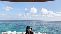 Winona Willy punya gaya dan wajah yang tak kalah cantik dari Nikita Willy. Lewat akun Instagramnya, wanita berusia 20 tahun ini kerap membagikan momennya saat kulineran. Ini posenya saat menikmati es kelapa di tengah hamparan laut yang indah. Foto: Instagram @nonawilly16