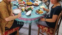 Makan bareng keluarga dengan menu khas Indonesia sudah jadi kebiasaan Dave dan keluarga. Lihat saja di meja ada ubi rebus juga. Foto: instagram @londokampung