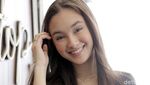Senyum Manis Caitliin Halderman