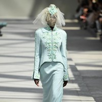 Karier modeling Adut bermula dari fashion show lokal di Australia. Kemudian keunikannya dilirik oleh Saint Laurent untuk Paris Fashion Week. Setelahnya, berbagai rumah mode ternama seperti Alexander McQueen, Givenchy, Kenzo, Prada, Calvin Klein, Versace dan masih banyak lagi ikut menjadikan Adut model dalam peragaan busananya. Foto: Getty Images