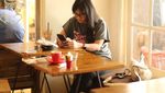 Gaya  Seru Caleg Cantik Milly Syafiq Saat Masak dan Berpose  Bareng Kerupuk