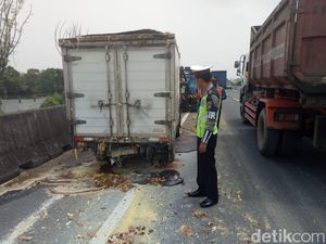 Mobil Boks Muat Bahan Pembuatan Sandal Sempat Terbakar di Tol Gresik