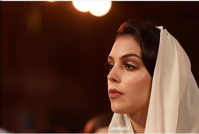 Penampilan Georgina malam itu tak lepas dari hasil tangan MUA, hair do, hingga desainer busana yang ia pakai. Gaun bernuansa emas tersebut merupakan kaftan dari Sophia Benyahia Kaftan. Foto: Instagram