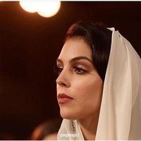 Penampilan Georgina malam itu tak lepas dari hasil tangan MUA, hair do, hingga desainer busana yang ia pakai. Gaun bernuansa emas tersebut merupakan kaftan dari Sophia Benyahia Kaftan. Foto: Instagram