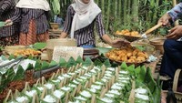 Ini tampilan aneka jajanan ndeso yang terdiri dari ketan hingga jajanan enak. Foto: Instagram@pasarpapringan