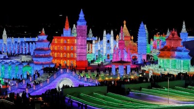 Indahnya Istana Es Warna-warni di China