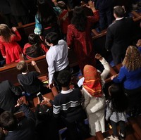 Di acara pelantikan anggota House of Representative atau DPR (Dewan Perwakilan Rakyat), Ilhan Omar tampil memakai dress berwarna putih dipadukan dengan pashmina etnik bernuansa oranye. Foto: Getty Images/Win McNamee