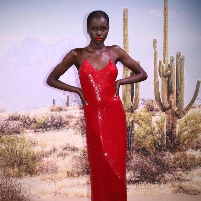 Adut Akech baru 19 tahun. Sebagai pengungsi anak-anak, Adut pindah dari Sudan Selatan ke Kenya. Seperti dikabarkan Daily Mail, keluarganya sangat miskin sampai-sampai tak dapat membiayai Adut sekolah. Foto: Getty Images