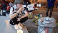 Hobi makan durian, Ria langsung menghadapi satu karung durian di pinggir jalan. Meski aromanya tajam, tapi Ria tetap suka dengan buah yang satu ini. Foto: Instagram @riasukmawijaya