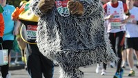 Jangan salah fokus ya, girls, sama peserta Virgin London Marathon 2012 ini. Habisnya, pakai kostum juga masih cute dan keren dalam waktu bersamaan ya! (Foto: Christopher Lee/Getty Images)
