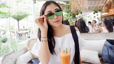 Selain Modis, Adik Nikita Willy Ini Juga Doyan Banget Es Kopi Kekinian