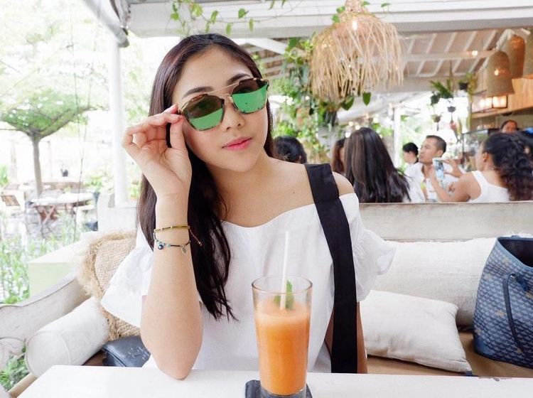 Selain Modis, Adik Nikita Willy Ini Juga Doyan Banget Es Kopi Kekinian