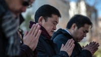 Doa dipanjatkan untuk beberapa dewa termasuk dewa keberuntungan. Carl Court/Getty Images.
