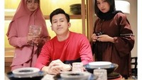 Erfandi atau akrab disapa Fandi merupakan jebolan ajang pencarian bakat penyanyi dangdut. Ia bertemu dengan adik Oki Setiana Dewi itu di ajang yang sama. Foto: Instagram kdi2018_erfandi