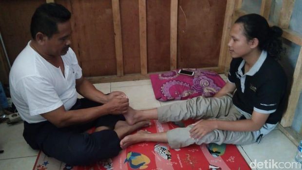 Nurhadi saat memijat pasien