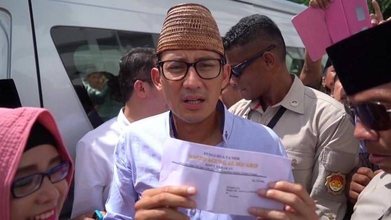 Sandi Banjir Sumbangan Kampanye Usai Salat Jumat di Tarakan Sandi Banjir Sumbangan Kampanye Usai Salat Jumat di Tarakan