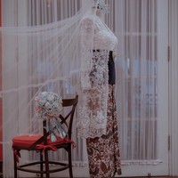 Penampilan pengantin tetap modern dengan angkin atau stagen berwarna hitam dan bros besar bergambar mawar di tengahnya. Foto: Dok. Aldi Photography