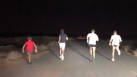 Penyerang Juventus itu bahkan mempsoting video sedang berlari di gurun pasir Dubai saat malah hari. Saat liburan, tak lupa menjaga kebugaran tubuh ya! (Instagram/cristiano)