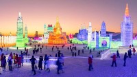 Instalasi di Festival Internasional Patung Es dan Salju Harbin dibuat dengan balok es yang ditarik dari Sungai Songhua di dekatnya (Kevin Frayer/Getty Images AsiaPac/Getty Images/CNN Travel)