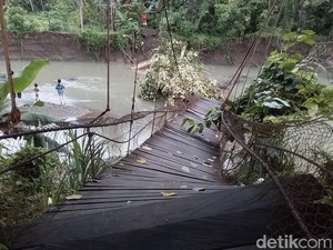 Warga di Sulbar Bertaruh Nyawa Merayap di Sisa Jembatan Ambruk