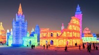 Tiket masuk ke Festival Internasional Patung Es dan Salju Harbin seharga RMB 330 atau Rp 685 ribu. Yang gratis ada di sekitar kota, yakni instalasi 2.019 manusia salju dengan berbagai bentuk dan ukuran di sepanjang Sungai Songhua (STR/AFP/Getty Images/CNN Travel)