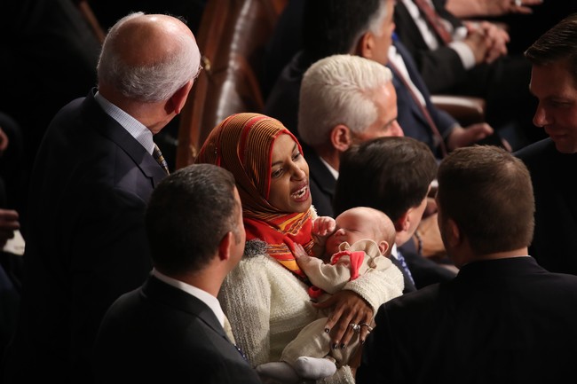 No one puts a scarf on my head but me. Its my choice—one protected by the first amendment, tulis Ilhan Omar di Twitter-nya. Ia menjadi satu-satunya wanita berhijab di acara 16th Congress pada Kamis (03/01/2019). Foto: Getty Images/Win McNamee