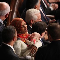 No one puts a scarf on my head but me. Its my choice—one protected by the first amendment, tulis Ilhan Omar di Twitter-nya. Ia menjadi satu-satunya wanita berhijab di acara 16th Congress pada Kamis (03/01/2019). Foto: Getty Images/Win McNamee