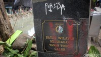 Tugu batas wilayah Kelurahan Tanah Tinggi dan Galur dikotori oleh vandalisme atau coretan tangan-tangan jahil.