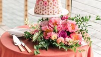 Bagi yang suka anti-mainstream ada ‘kue’ yang disusun dari tumpukan donat. Penggunaan gradasi warna yang tepat membuat kue donat makin cantik. Foto: Istimewa