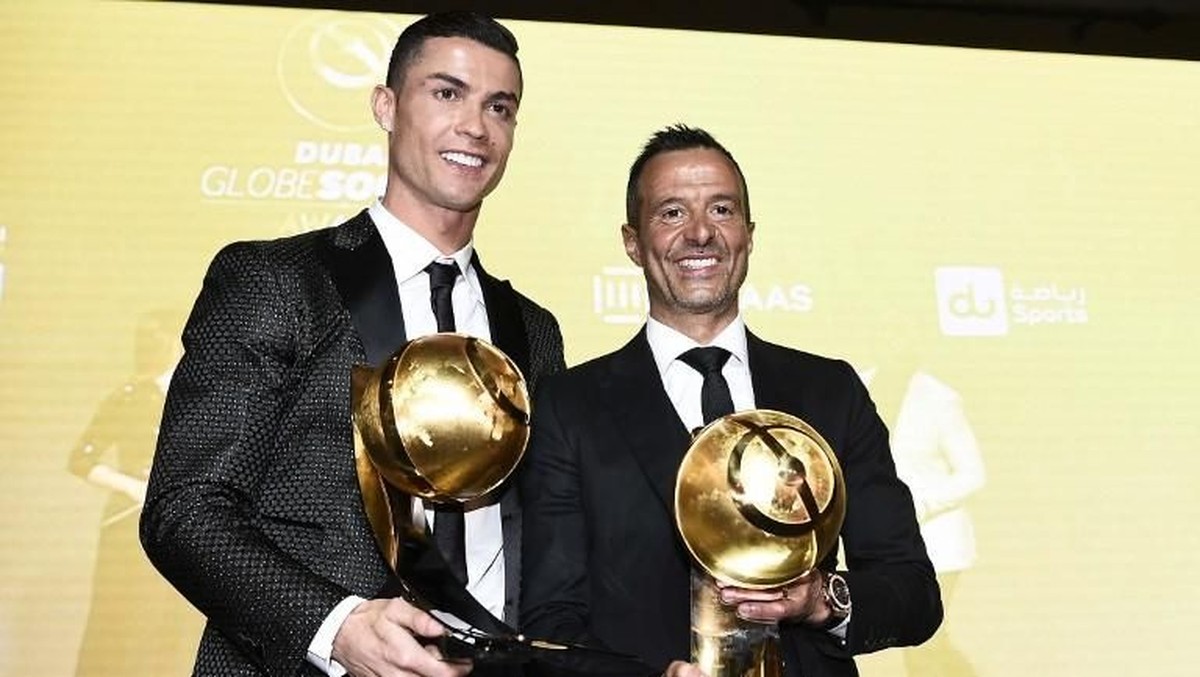 Cristiano Ronaldo dan Jorge Mendes. (Foto: Fabio FERRARI / La Presse / AFP)