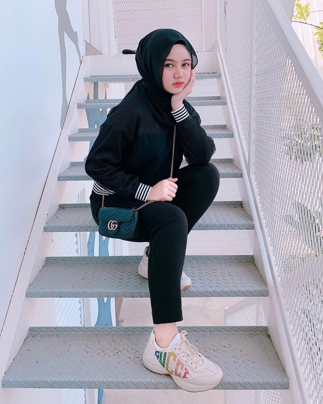 Akun Instagram bernama @eynanan jadi viral setelah mem-posting kado yang didapatnya untuk ulang tahun ke-17. Bukan kado biasa, melainkan mobil mewah seharga miliaran rupiah, yang dihadiahkan kedua orangtuanya. Foto: Instagram/@eynanan