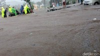 Air menggenang jalur utama Malang-Surabaya tersebut sampai dua jam lamanya.