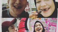  Begini momen kebersaaman mereka dulu. Sama-sama makan makanan berbalut cokelat dan makan dengan celemongan. Hihi Foto: Istimewa