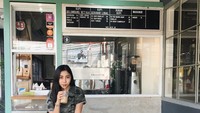 Nongkrong di depan warung kopi kekinian, Winona tidak melewatkan bisa melewatkan waktu tanpa segelas es kopi susu dingin yang manis. Foto: Instagram @nonawilly16