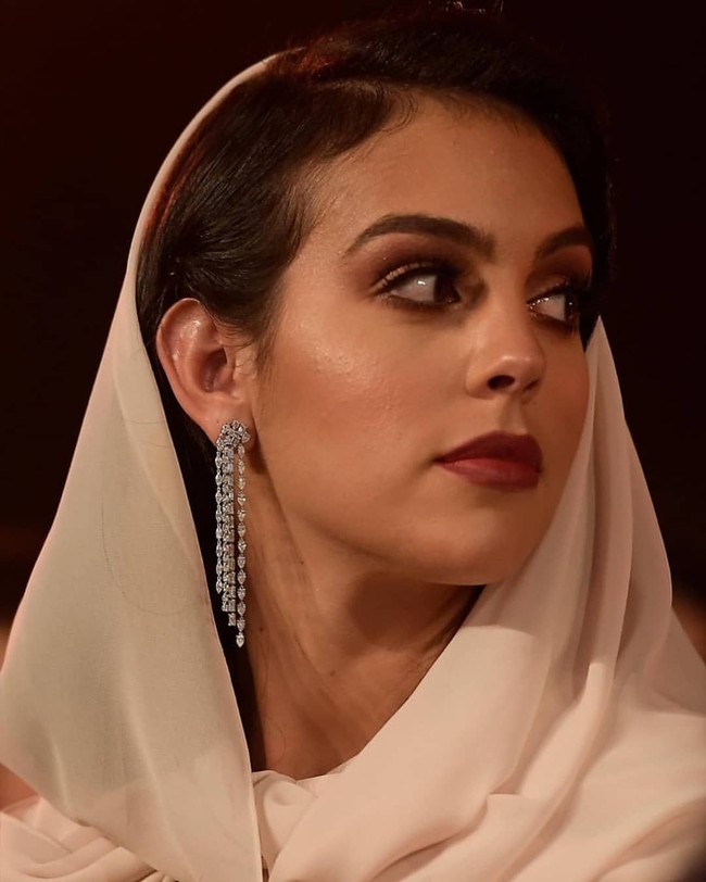 Gaun yang ia pilih memiliki potongan cape dengan belahan dada rendah. Anting panjang juga tampak cantik menggantung di dalam helaian scarf yang menutupi sebagian rambutnya. Foto: Instagram