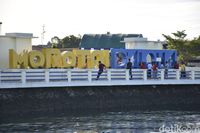 Warga Pulau Morotai Berkumpul Cari Sinyal Internetan 